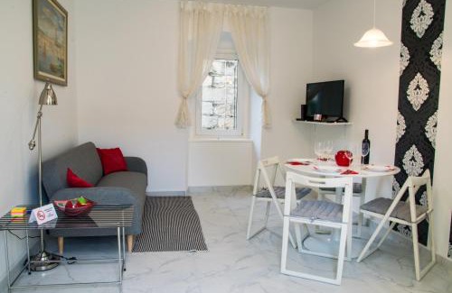 Split Apartment | I smile