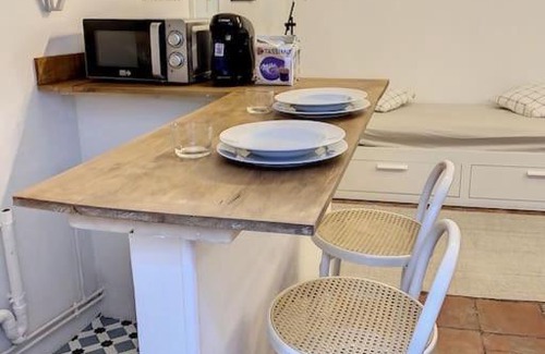 Carmes Apartment | IBIZA -Sublime studio Place de la Trinité- Netflix