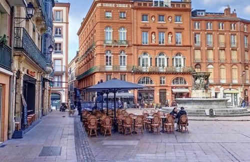 Carmes Apartment | IBIZA -Sublime studio Place de la Trinité- Netflix