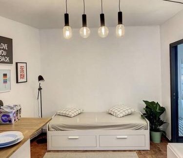 Carmes Apartment | IBIZA -Sublime studio Place de la Trinité- Netflix