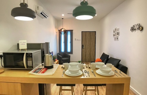 Downtown George Town House | iBook4 Deluxe 2 Bedroom Gurney Suite by iBook Homestay