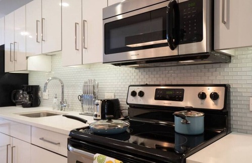 Rittenhouse Row Apartment | Icon 508 · CENTER CITY- Luxury King 2 bed apt w/Rooftop Views