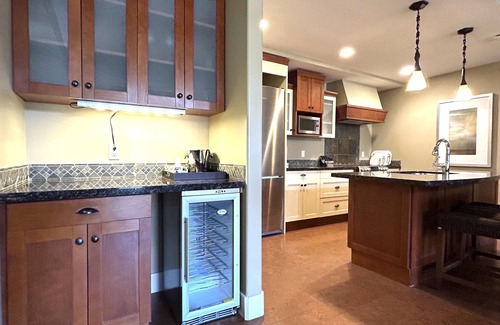 Cougar Creek Apartment | Iconic 900sq penthouse 1BD/1BTH MT view pool/tub