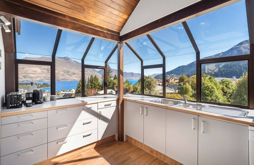 Queenstown City Centre House | Iconic Queenstown Views, Hot Tub, Walk To Town