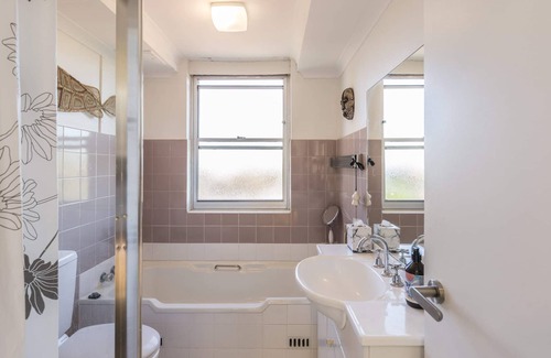 Woollahra Apartment | Iconic Skyline Views, 1 Bdrm & Study/Bdrm, Parking