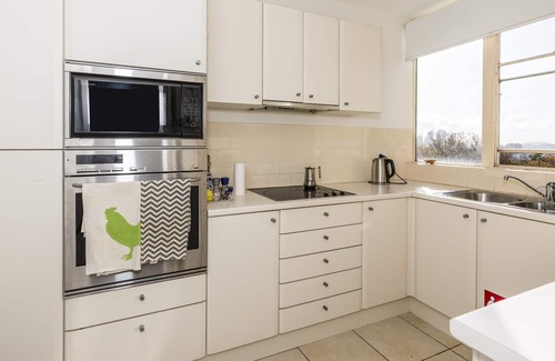 Woollahra Apartment | Iconic Skyline Views, 1 Bdrm & Study/Bdrm, Parking