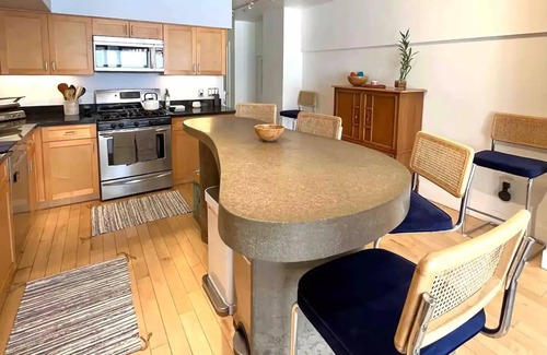 Uptown Oakland Condo | Iconic, sunny, open-plan condo in heart of Oakland