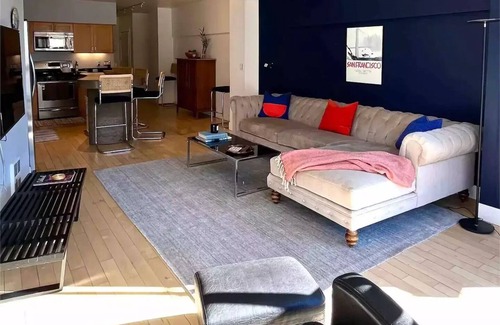 Uptown Oakland Condo | Iconic, sunny, open-plan condo in heart of Oakland