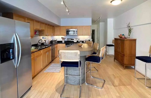 Uptown Oakland Condo | Iconic, sunny, open-plan condo in heart of Oakland