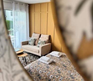 Courseulles-sur-Mer Apartment | Idéal couple - La Petite Oasis - 10min à pieds du centre ville & plage - 2km du Centre Juno Beach - 23min du Mémorial de Caen - wifi gratuit