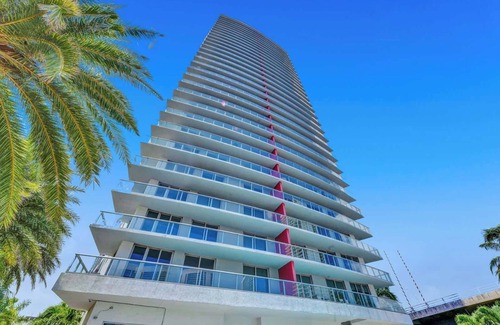 Hallandale Beach Apartment | Ideal 1-Bedroom Apartment Steps from the Ocean 1009