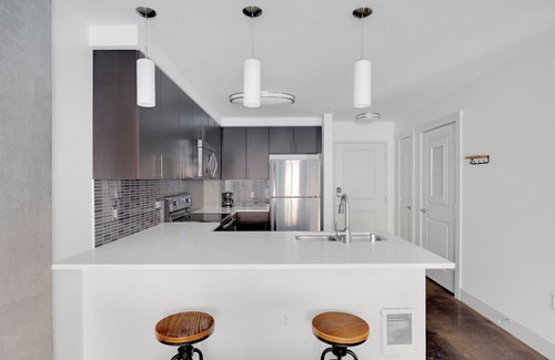 West Bellevue Apartment | Ideal Bellevue 1BR w/Gym & Roof Lounge, easy commute, by Blueground