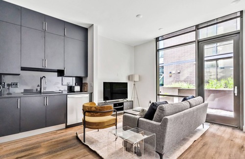 Bouldin Apartment | Ideal Bouldin Creek Studio w/Gym, Pool, W/D by Blueground