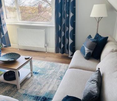 Wakefield Apartment | Ideal Contractor and Family Friendly 2-Bed Apartment Quiet and Spacious with fast WiFi and Large Screen Smart TVn