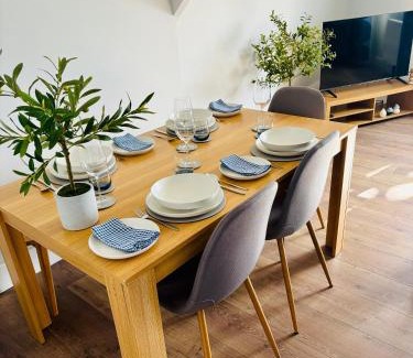 Wakefield Apartment | Ideal Contractor and Family Friendly 2-Bed Apartment Quiet and Spacious with fast WiFi and Large Screen Smart TVn
