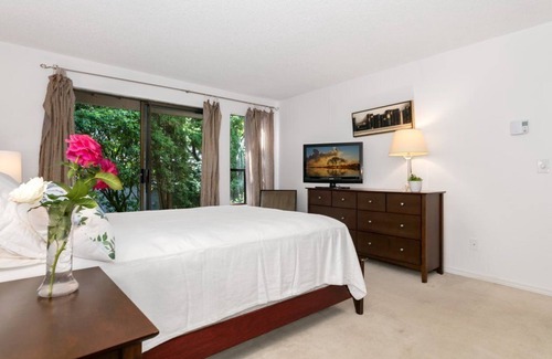 Bridle Trails House | Ideal corp housing! 2B/2B Townhouse easy access to everything yet private