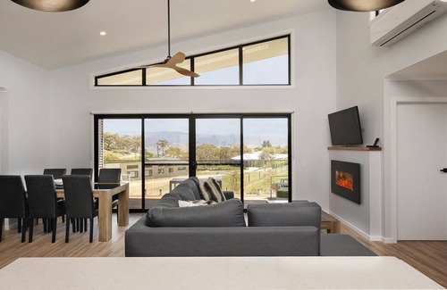 East Jindabyne House | Ideal for both winter and summer adventures in the Snowy Mountains.