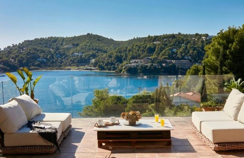 Achladies Villa | Ideal location close to the beach
