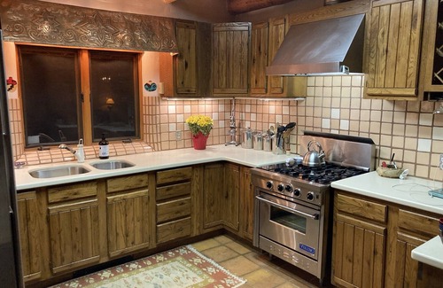 El Prado House | Ideal Location for Skiing, shopping, hiking, music, food and fun!