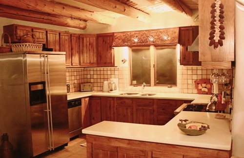 El Prado House | Ideal Location for Skiing, shopping, hiking, music, food and fun!