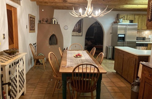 El Prado House | Ideal Location for Skiing, shopping, hiking, music, food and fun!