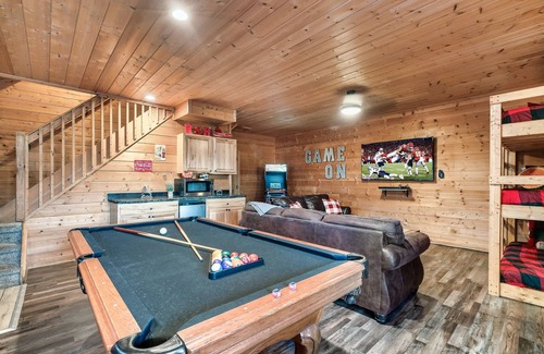 Gatlinburg - Pigeon Forge Cabin | * Ideal location * Gameroom * Mountain Views *