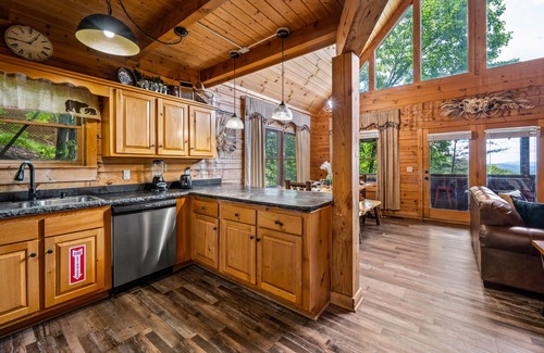 Gatlinburg - Pigeon Forge Cabin | * Ideal location * Gameroom * Mountain Views *