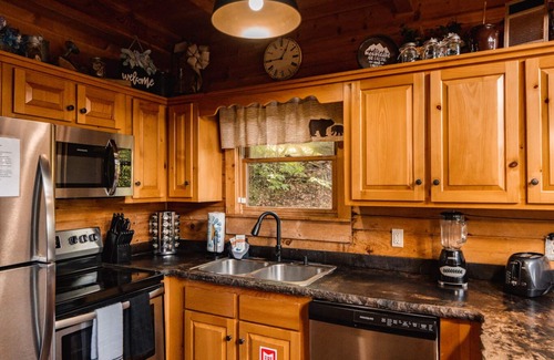 Gatlinburg - Pigeon Forge Cabin | * Ideal location * Gameroom * Mountain Views *