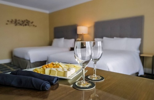 Sunnyvale West Hotel | Ideal Location! Onsite Pool, Pet-Friendly Property, Parking Onsite