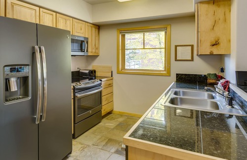 Breckenridge Condo | IDEAL LOCATION: Ski-In Townhome. Short Walk to Gondola & Main St., Hot Tub. W/D