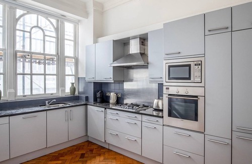 Riverside Apartment | Ideal London Bridge 2BR w/ Roof Terrace, nr Hospital, by Blueground