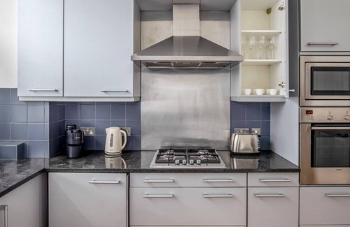 Riverside Apartment | Ideal London Bridge 2BR w/ Roof Terrace, nr Hospital, by Blueground
