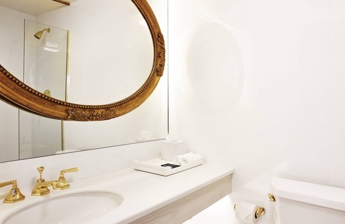 Wilshire Center Hotel | Ideal Mix of Comfort and Value! 3 Relaxing Units, Pet-friendly, Outdoor Pool