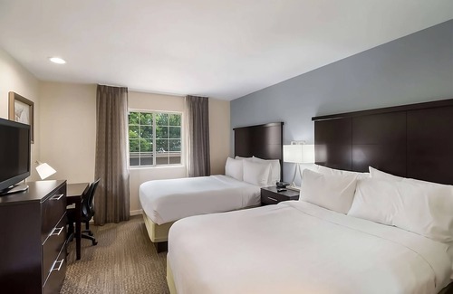 Torrance Resort | Ideal Mix of Comfort and Value! Free Breakfast, Near Dive N Surf, Redondo Beach