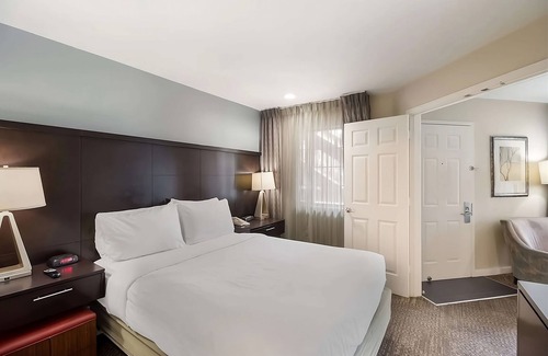 Torrance Resort | Ideal Mix of Comfort and Value! Free Breakfast, Near Dive N Surf, Redondo Beach