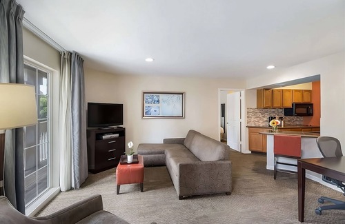 Torrance Resort | Ideal Mix of Comfort and Value! Free Breakfast, Near Dive N Surf, Redondo Beach