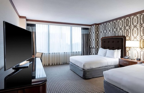 Alexandria West Hotel | Ideal Mix of Comfort and Value! 4 Comfortable Units, Indoor and Outdoor Pool!