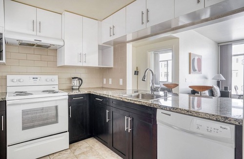 Evergreen Park Apartment | Ideal Palo Alto 2BR w/AC, Pool & W/D, walkable location, by Blueground
