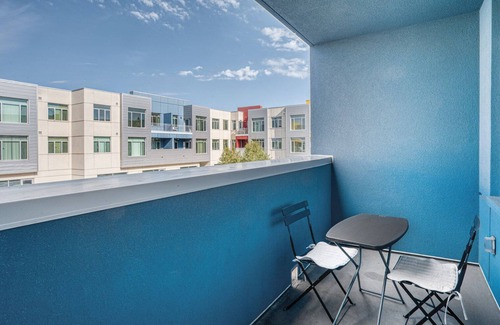 Evergreen Park Apartment | Ideal Palo Alto 2BR w/AC, Pool & W/D, walkable location, by Blueground
