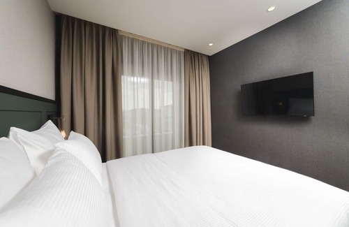 Podgorica Hotel | Ideal Podgorica Stay – 2 Modern Units w/Free Parking & Close to Dining Spots!