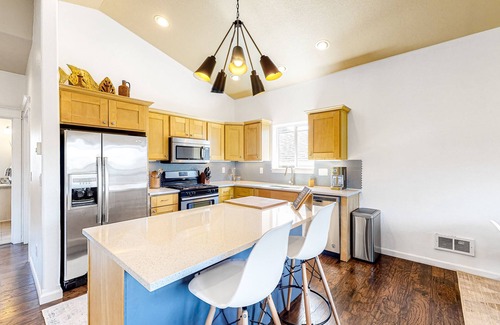 Oceanside Apartment | Ideal retreat by the beach with deck, full Kitchen, high-speed WiFi, private W/D