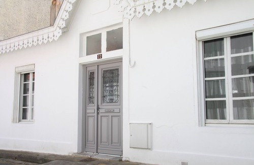 Quartier du Casino House | Ideally located, less than 100 m from the beach, shops and market.