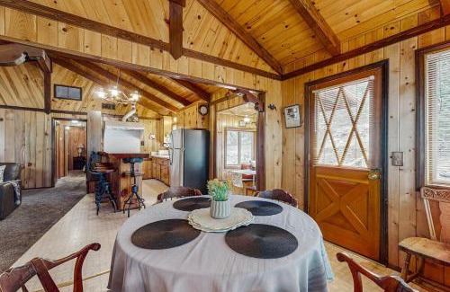 Fawnskin House | Idle Ours Cabin ~ Rustic and Cozy Cabin with Fireplace & Private BBQ - Walk to Big Bear Lake