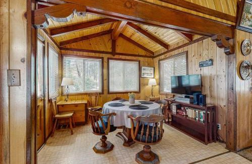 Fawnskin House | Idle Ours Cabin ~ Rustic and Cozy Cabin with Fireplace & Private BBQ - Walk to Big Bear Lake