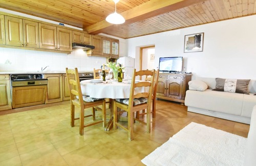Katoro Apartment | Idyllic apartment in Katoro, near the beach, large garden, parking