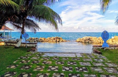 Tower Isle Apartment | Idyllic Beachfront Condo