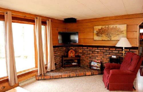West Branch House | Idyllic Cabin Rental for the Perfect Summer Vacation on Clear Lake in Michigan