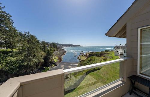 Depoe Bay Apartment | Idyllic Coastal Haven - Whale Watch in Depoe Bay!