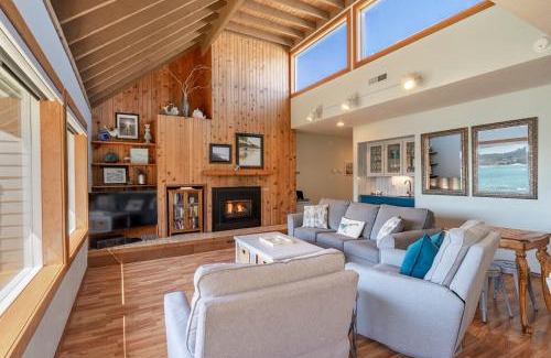 Depoe Bay Apartment | Idyllic Coastal Haven - Whale Watch in Depoe Bay!