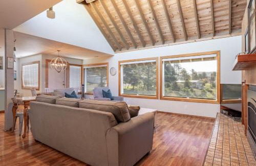 Depoe Bay Apartment | Idyllic Coastal Haven - Whale Watch in Depoe Bay!
